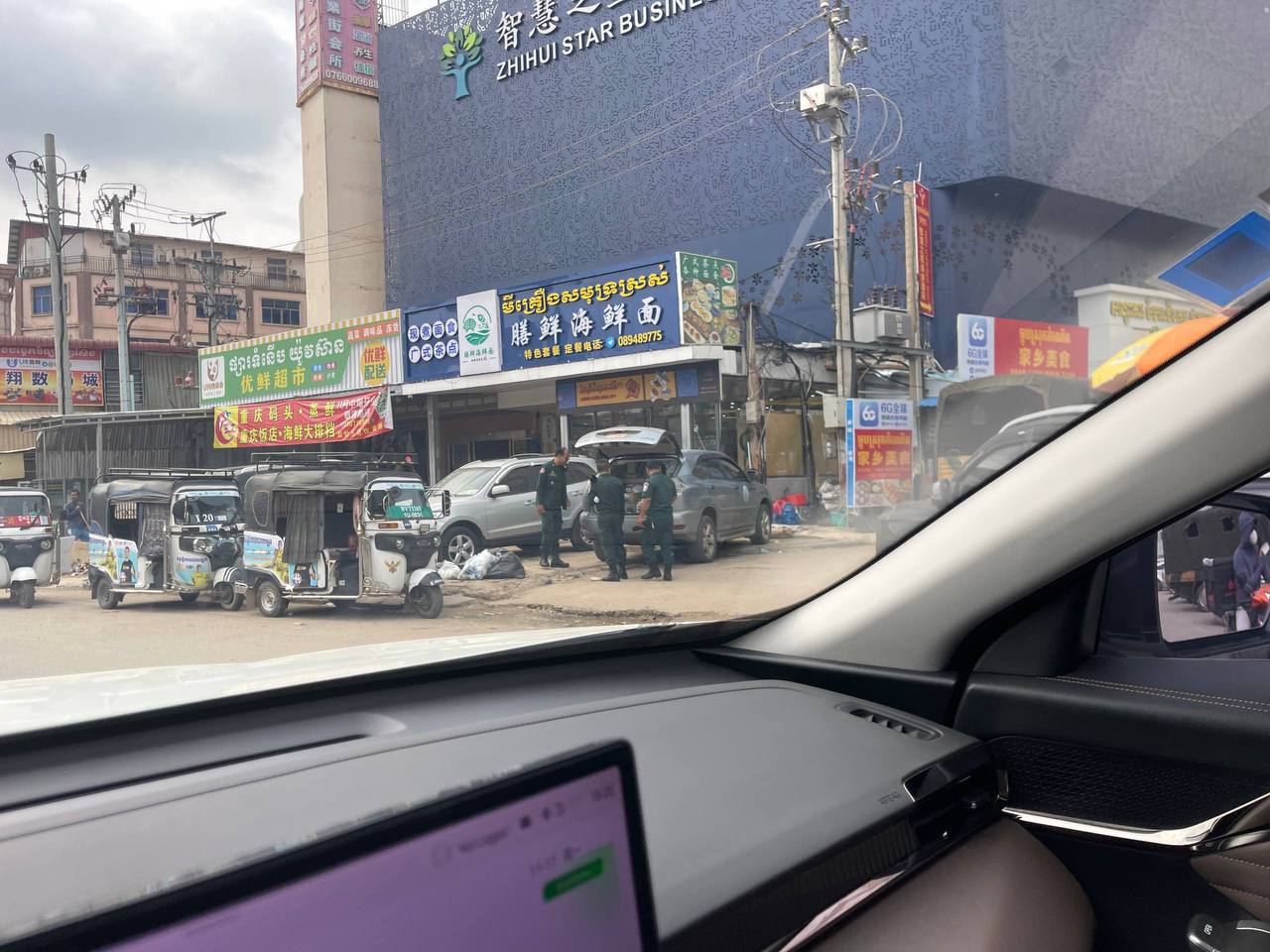 木牌园区左手边新酒店现警察驻守