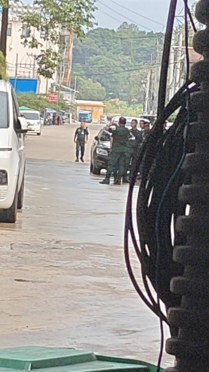 西港南海的海之港楼下已经聚集了小几十个宪兵，现场已经被包围了