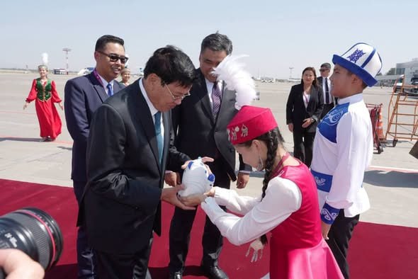 老挝国家主席通伦抵达比什凯克，首次以SCO对话伙伴身份正式参会