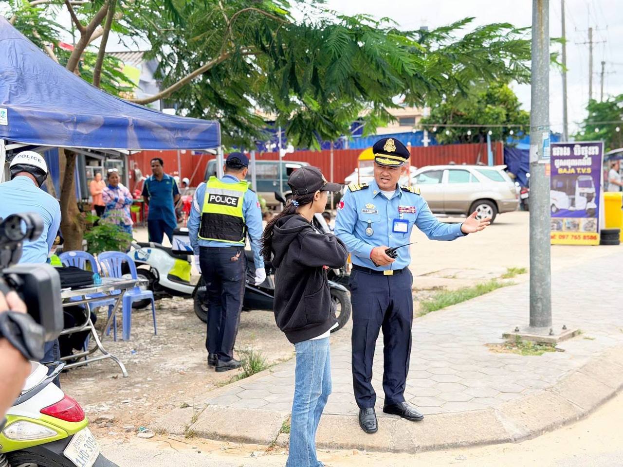 🇰🇭最近很多路口警察查车 骑摩托车记得戴帽子 开车 记得携带正规证件。