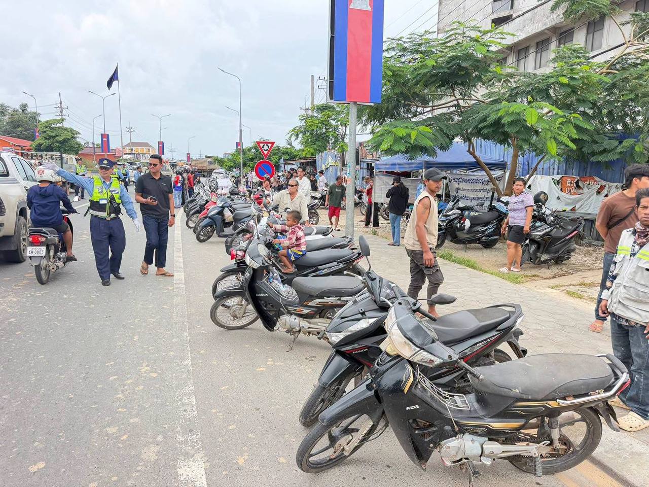 🇰🇭最近很多路口警察查车 骑摩托车记得戴帽子 开车 记得携带正规证件。