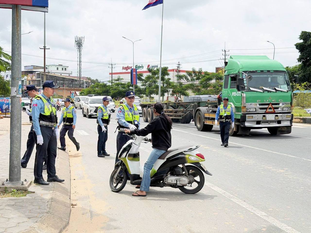 🇰🇭最近很多路口警察查车 骑摩托车记得戴帽子 开车 记得携带正规证件。