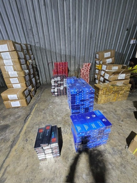 海关查获藏匿于金属门内的20多万支中国香烟