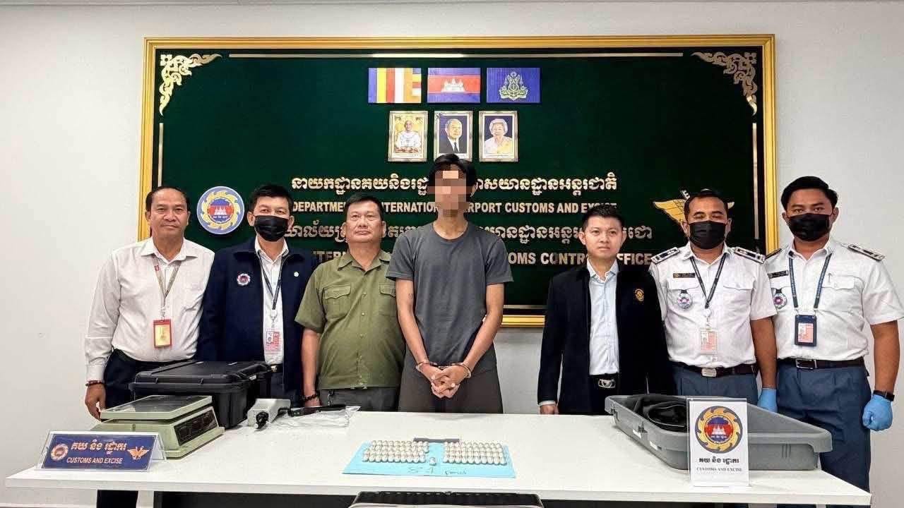 一名马来西亚籍旅客在德崇国际机场被扣留!