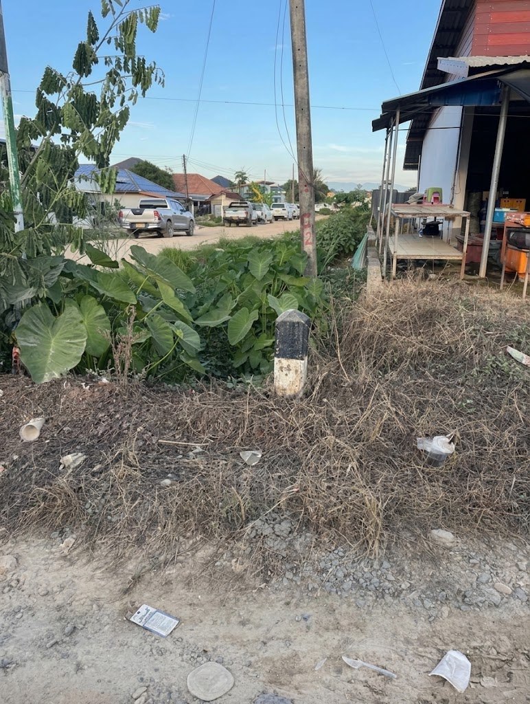 今天下午，老挝特外东鹏村集合了大概20辆左右的皮卡车，据说这些车就是为了抓铺电诈…