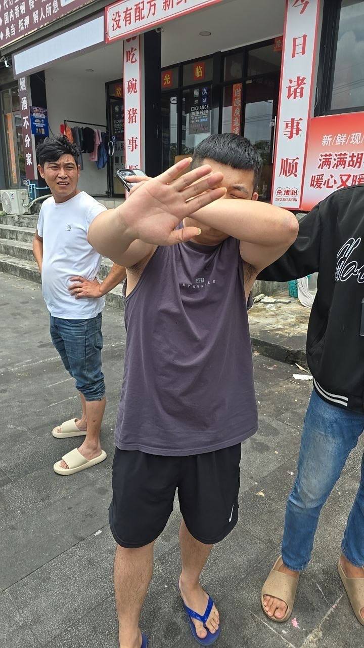 刚刚西港红灯笼附近发生车祸,司机下车后跑路,跑进了帝豪国际ktv。