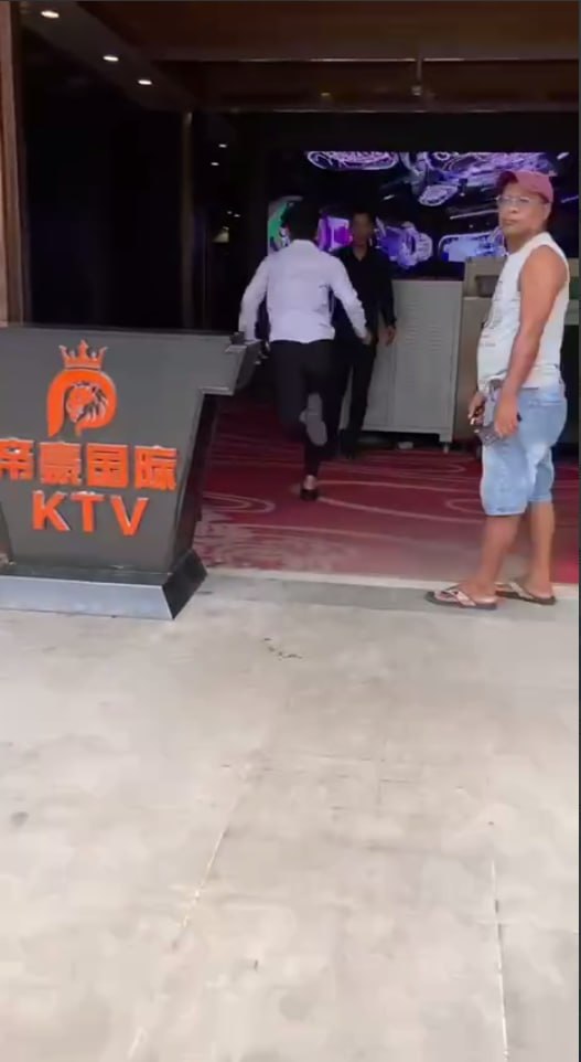 刚刚西港红灯笼附近发生车祸,司机下车后跑路,跑进了帝豪国际ktv。