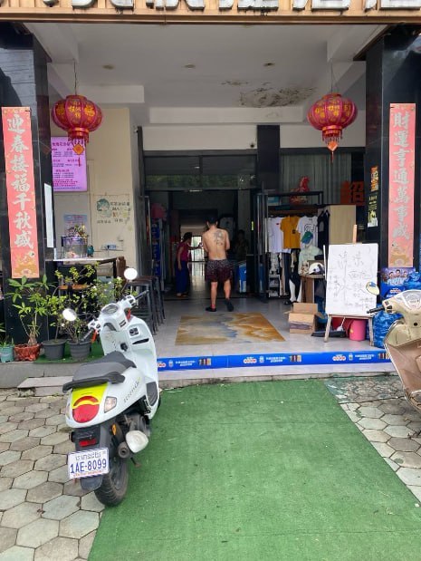 越南街六天快捷酒店一中国男子浑身是血被送医