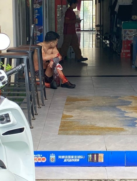 越南街六天快捷酒店一中国男子浑身是血被送医