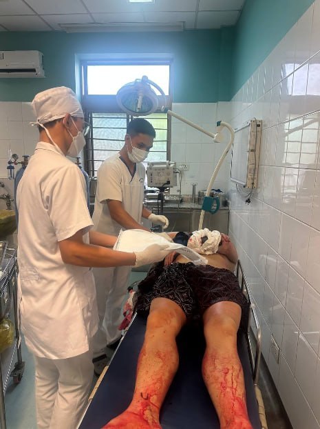 越南街六天快捷酒店一中国男子浑身是血被送医
