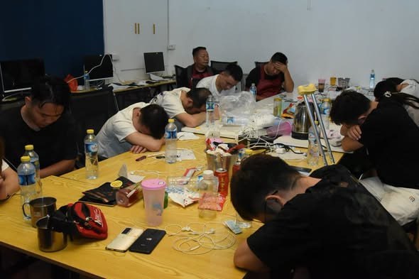 老挝万象突查3处网络犯罪窝点50人被控