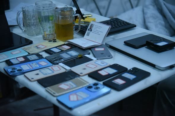 老挝万象突查3处网络犯罪窝点50人被控