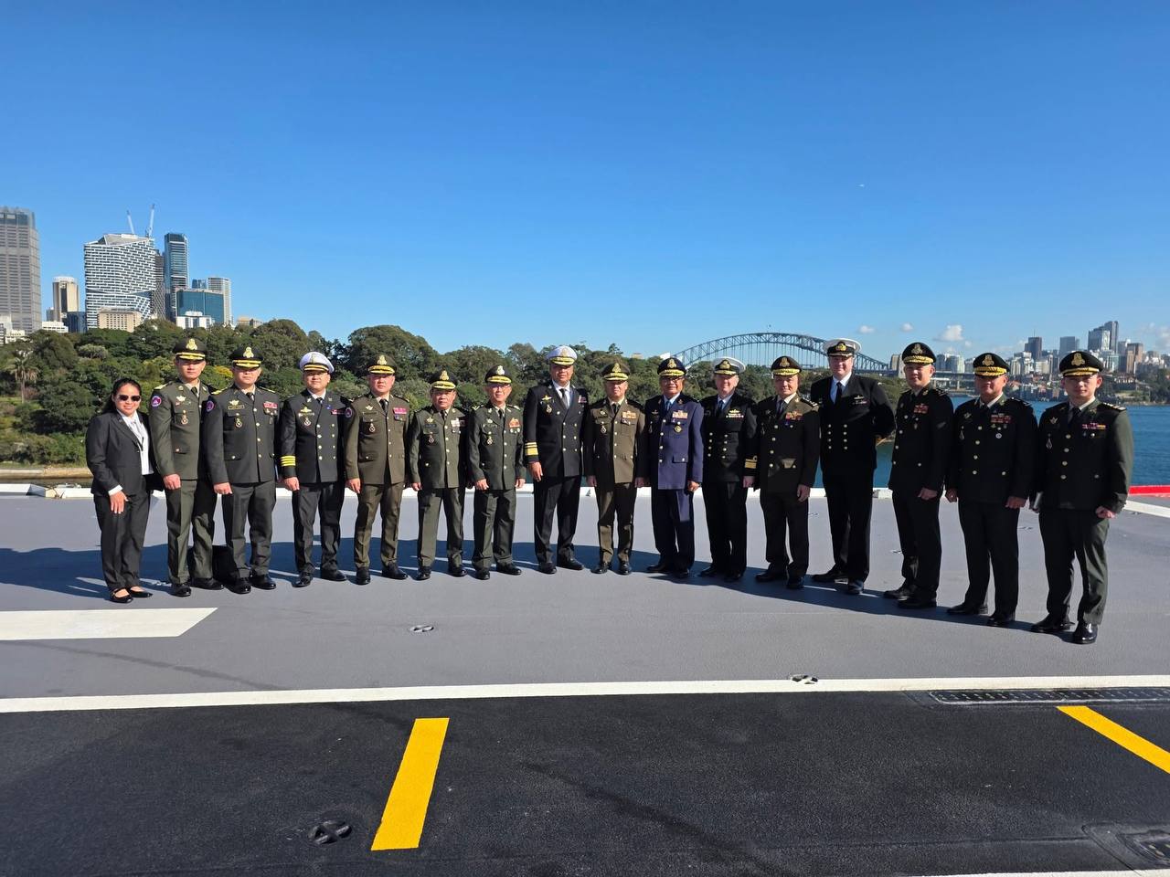 柬埔寨国防部长访问澳大利亚悉尼海军基地