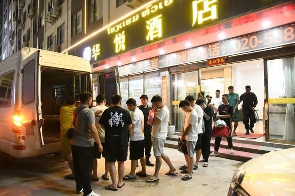 老挝万象一KTV涉嫌网络诈骗被查,11人被控制