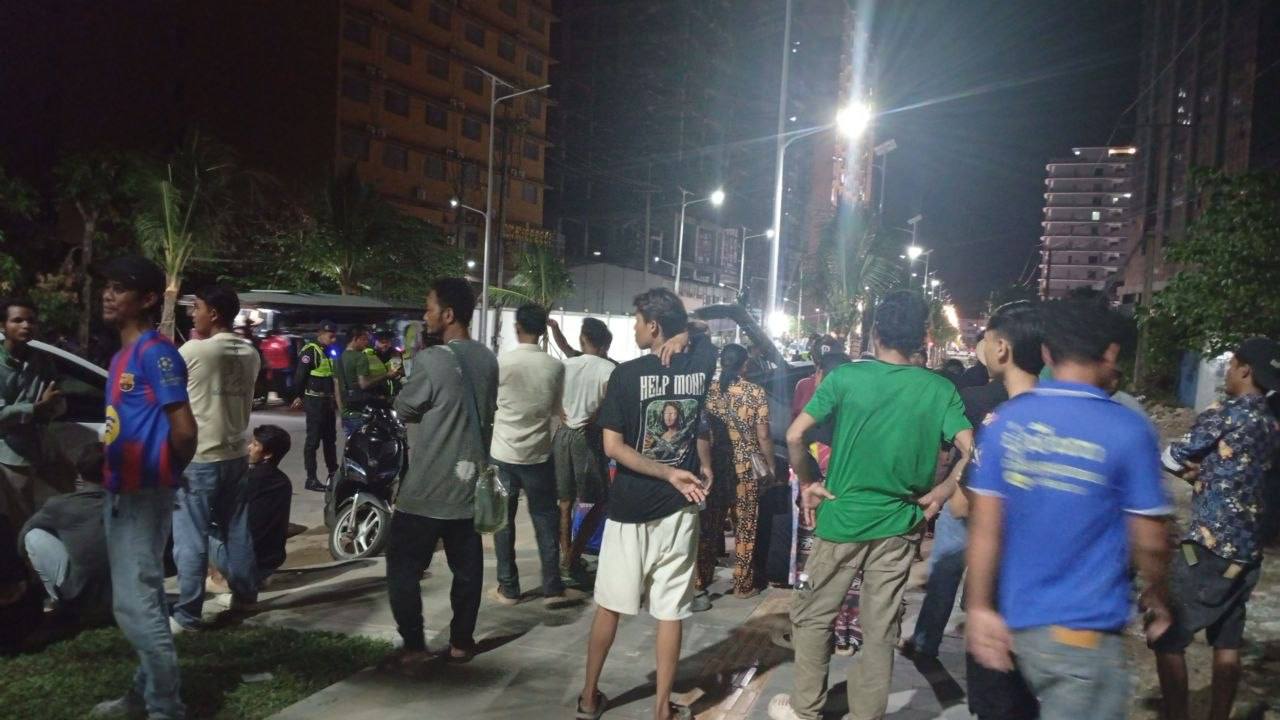 西港凯旋赌场柬籍员工抗议拖欠工资