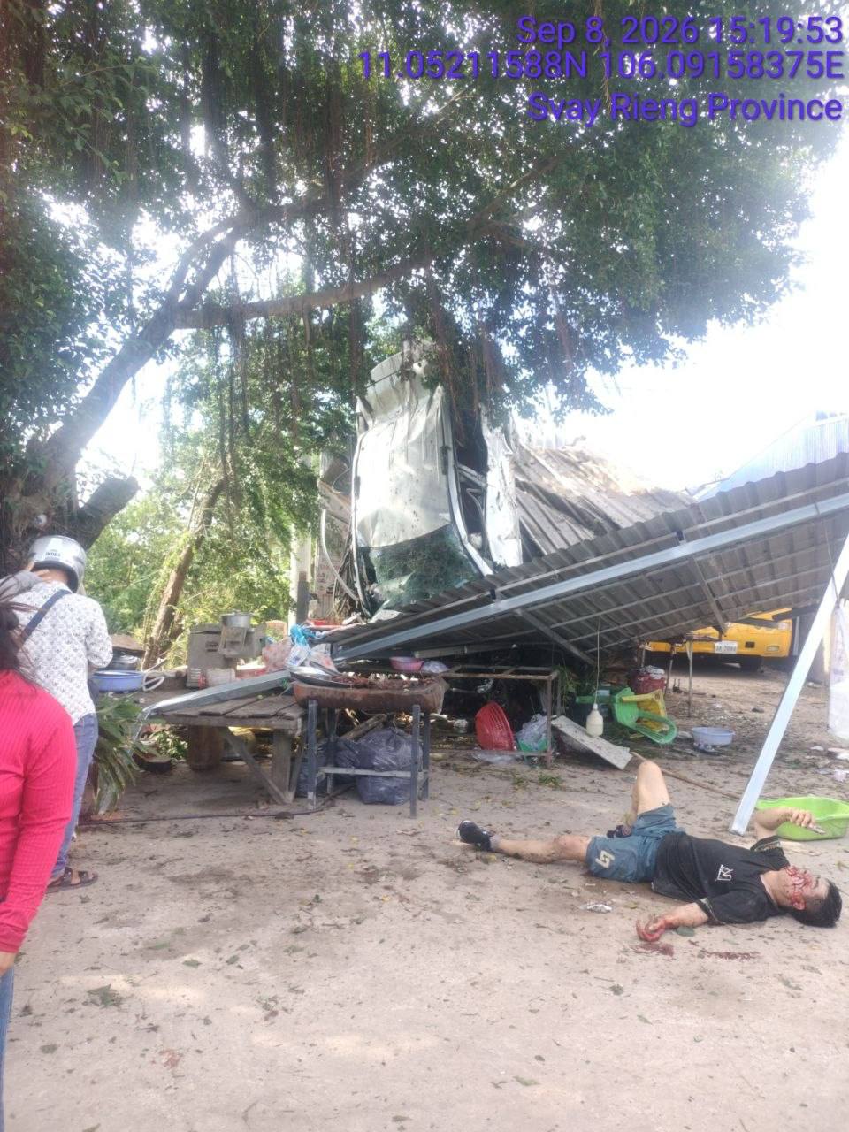 巴维市高速公路沿线中国男子撞死人后撞上民宅屋顶