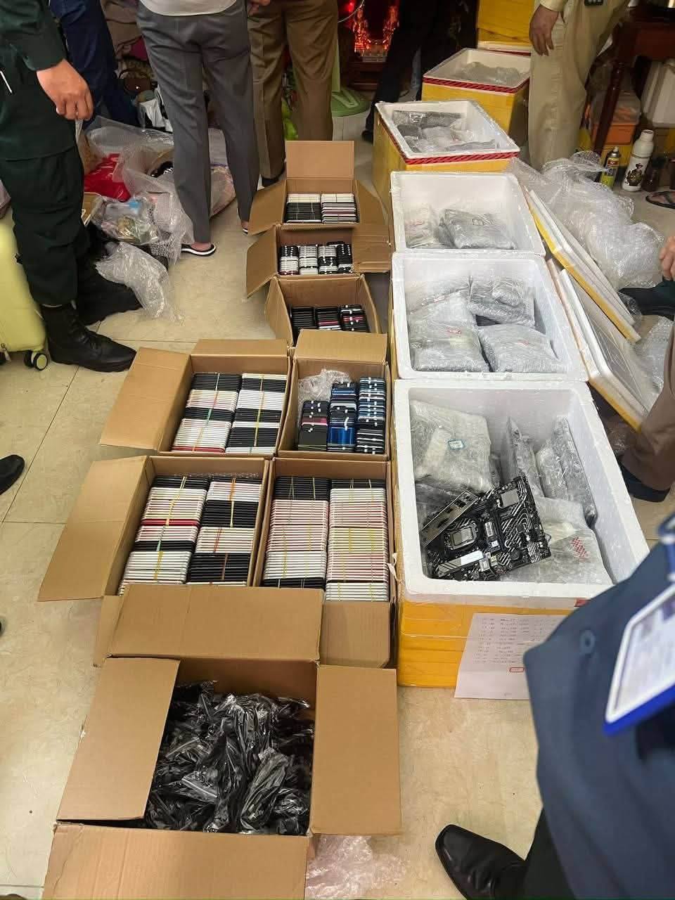 金边堆谷区突击检查查获千余部手机