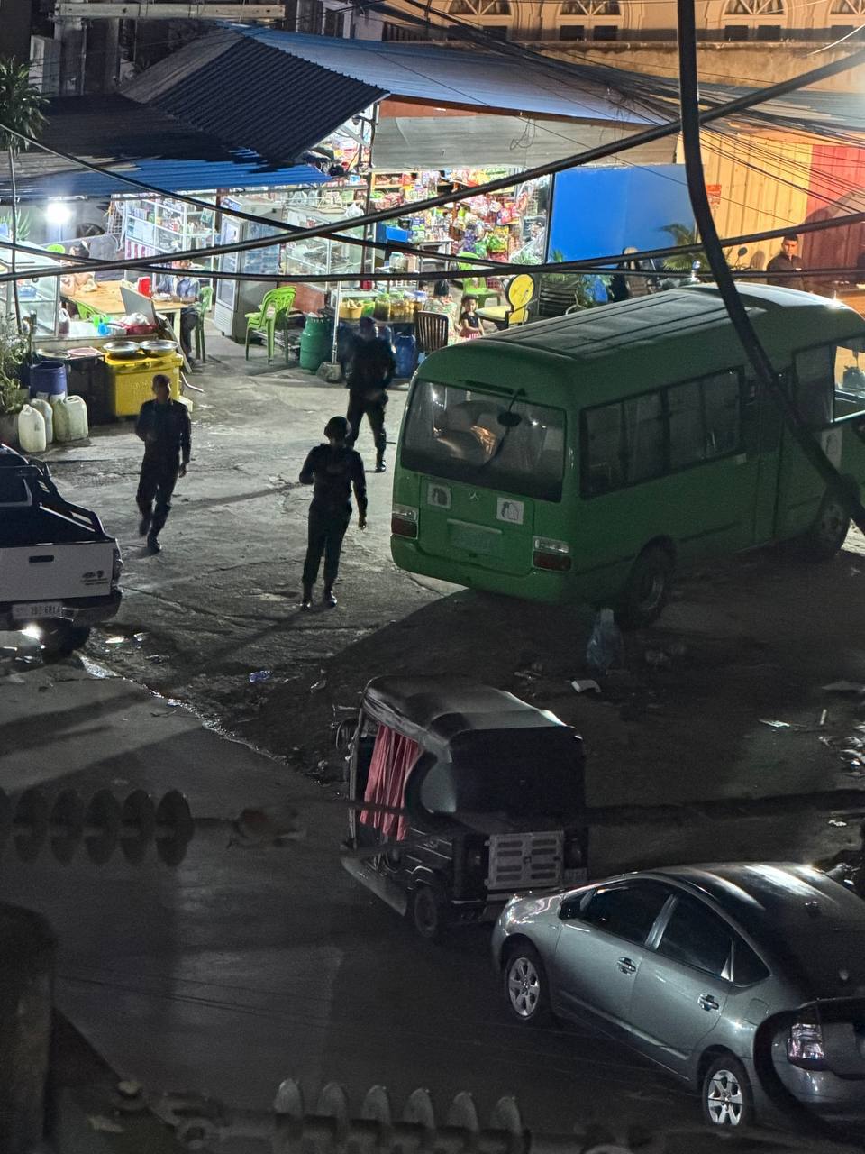 西港长城被宪兵队包围现场有大巴车