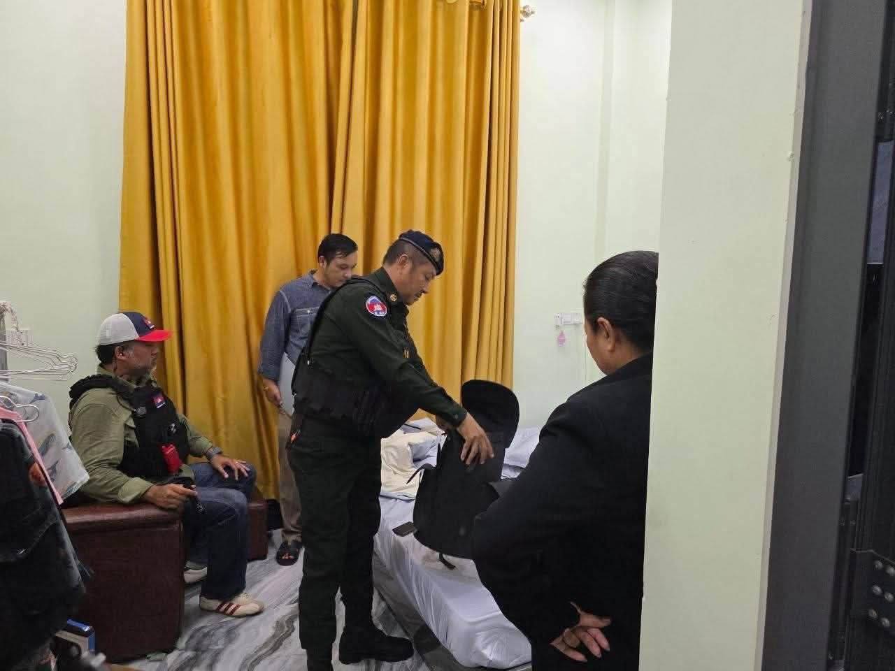 巴维市突查涉嫌网络诈骗地点10名越南人被带走调查