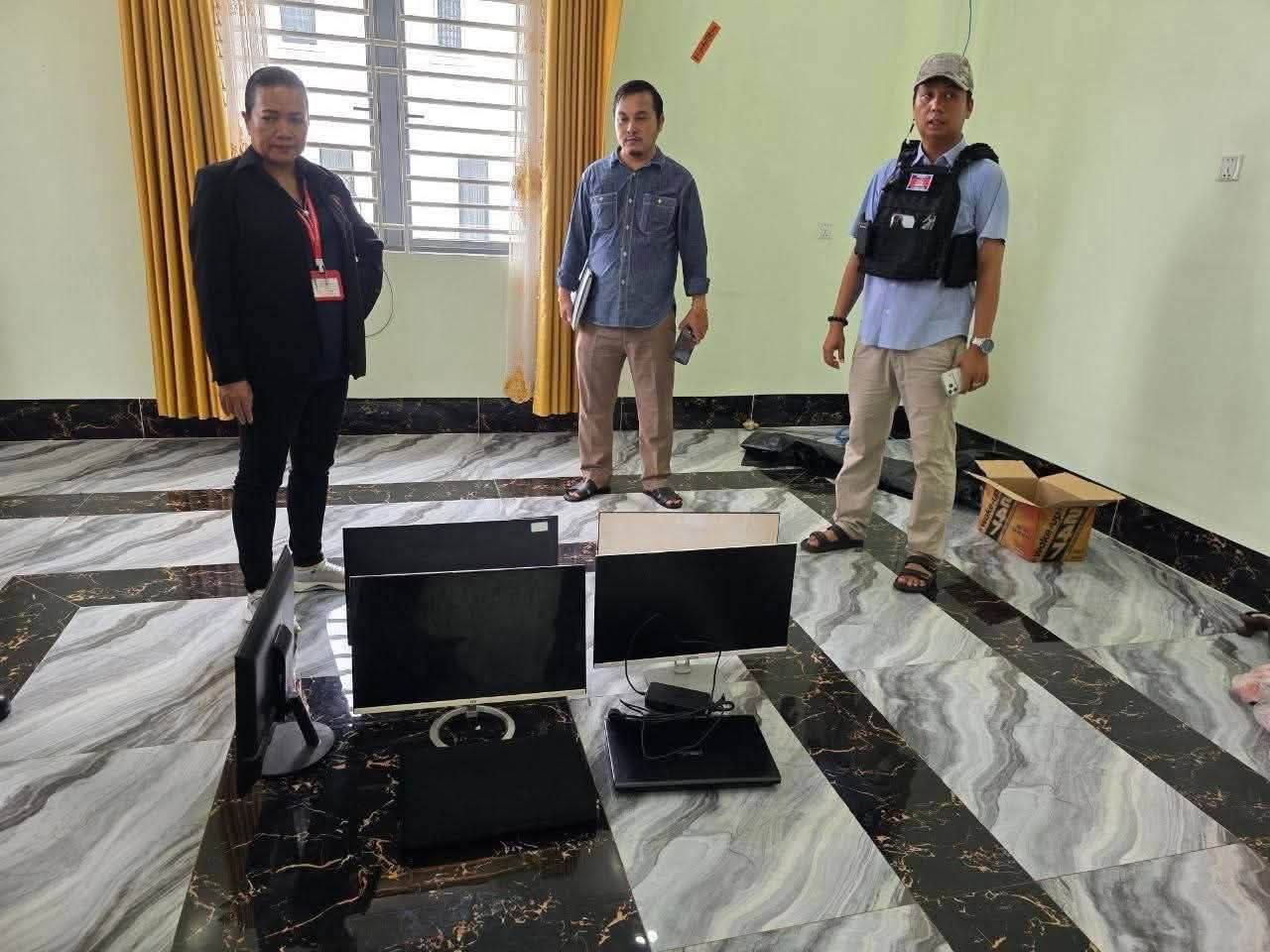巴维市突查涉嫌网络诈骗地点10名越南人被带走调查