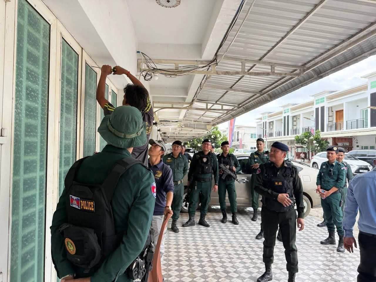 巴维市突查涉嫌网络诈骗地点10名越南人被带走调查