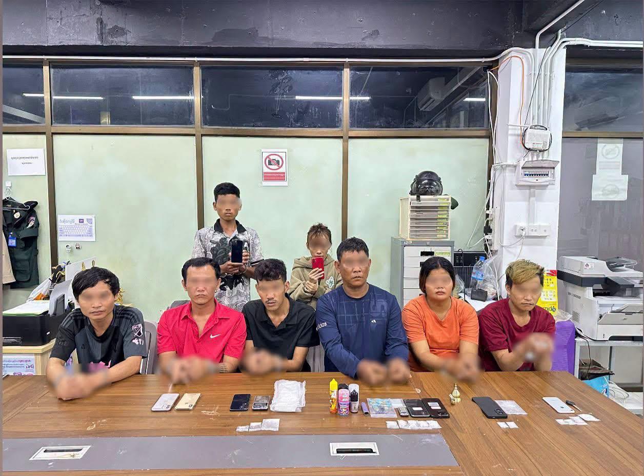西港警方深夜拔枪开火破获贩毒团伙抓获8人含毒枭夫妻