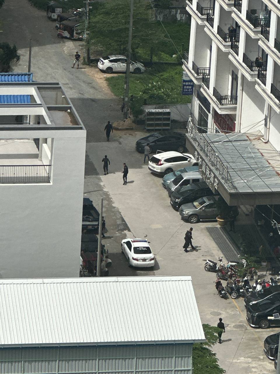 有网友爆料称，西港的“贵和酒店”被宪兵部队包围，现场有军方人员驻守。目击者提醒在…