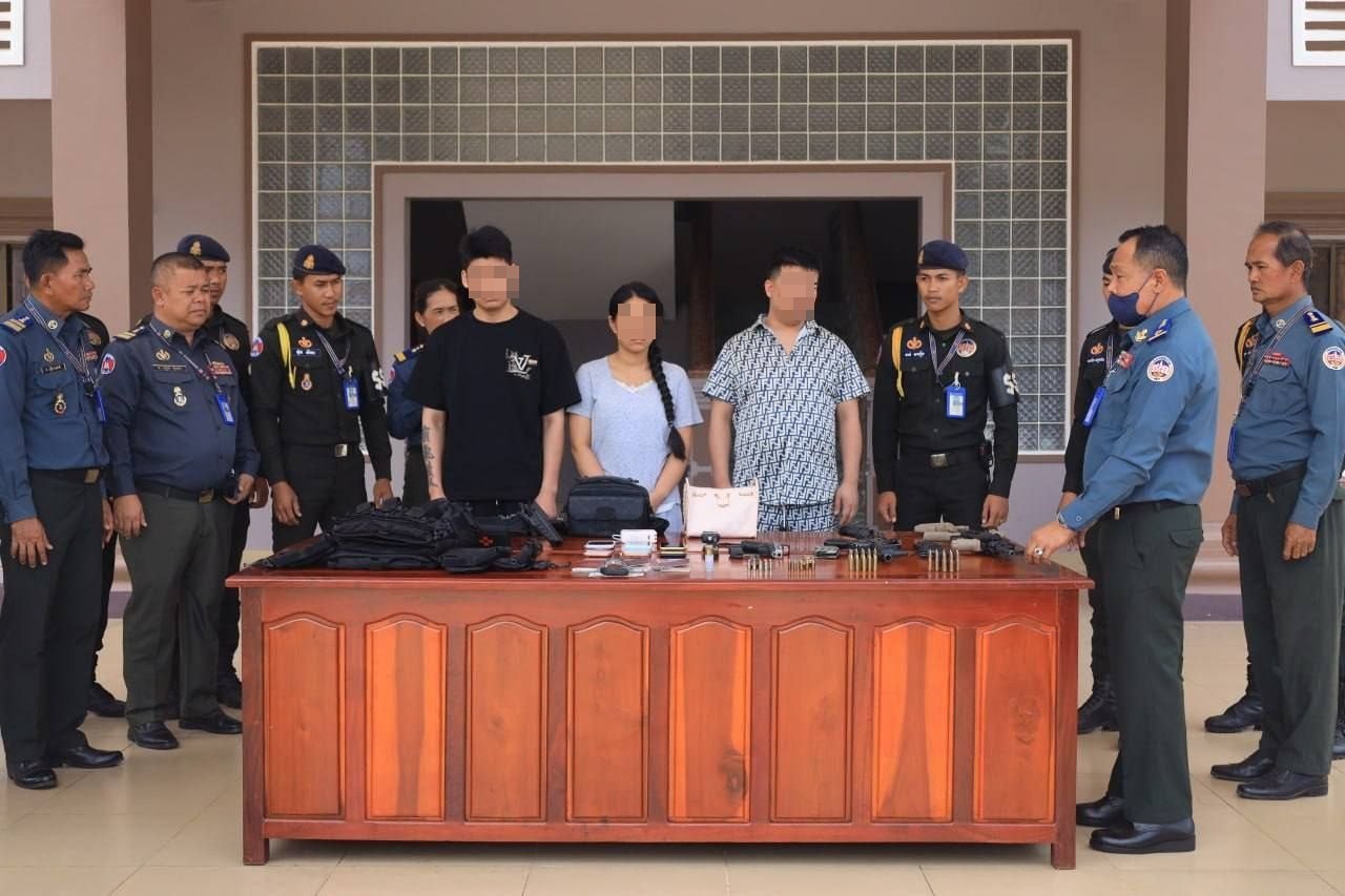 贡布省宪兵移送中国籍男子涉嫌在白马市非法持枪开枪
