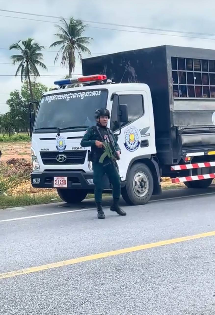 贡布省大批警察宪兵车辆集中行动