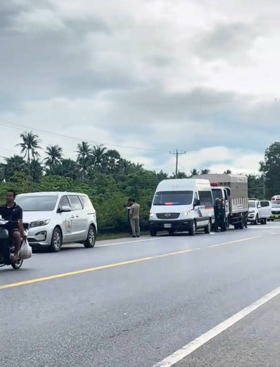 贡布省大批警察宪兵车辆集中行动