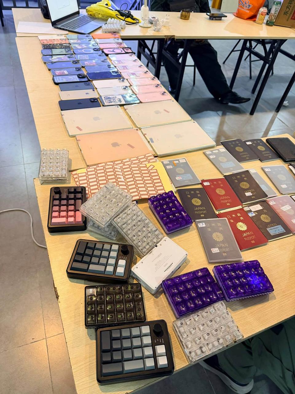 柴桢省突查巴域木牌3处网诈窝点 逮捕4人并查获大批作案工具