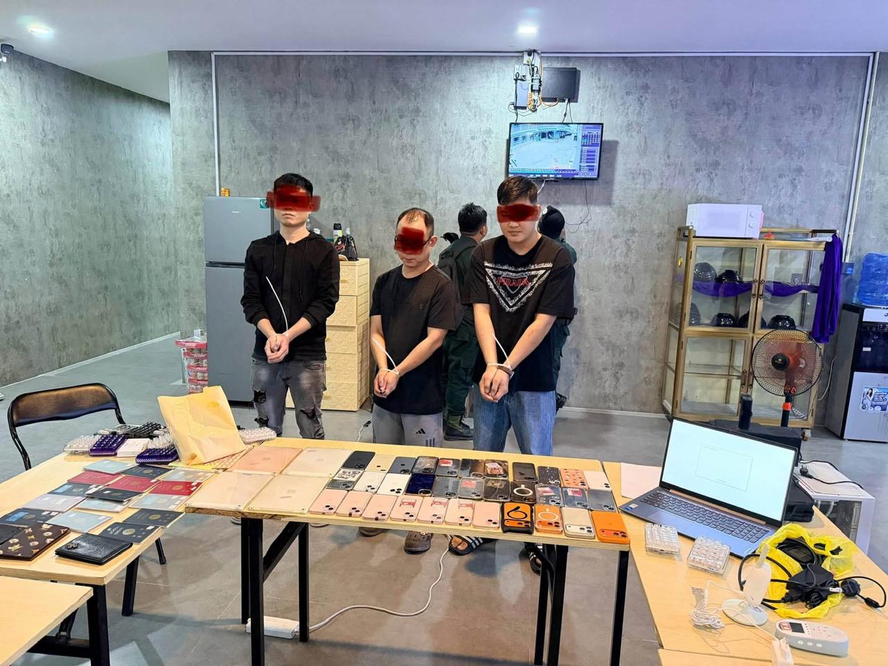 柴桢省突查巴域木牌3处网诈窝点 逮捕4人并查获大批作案工具