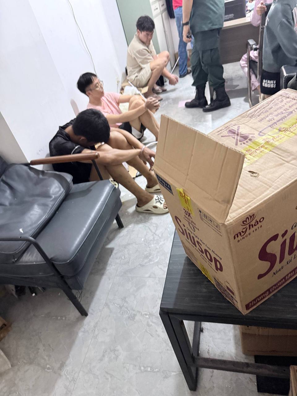 西港“家和公寓”多人被逮捕 警方追查在逃同伙