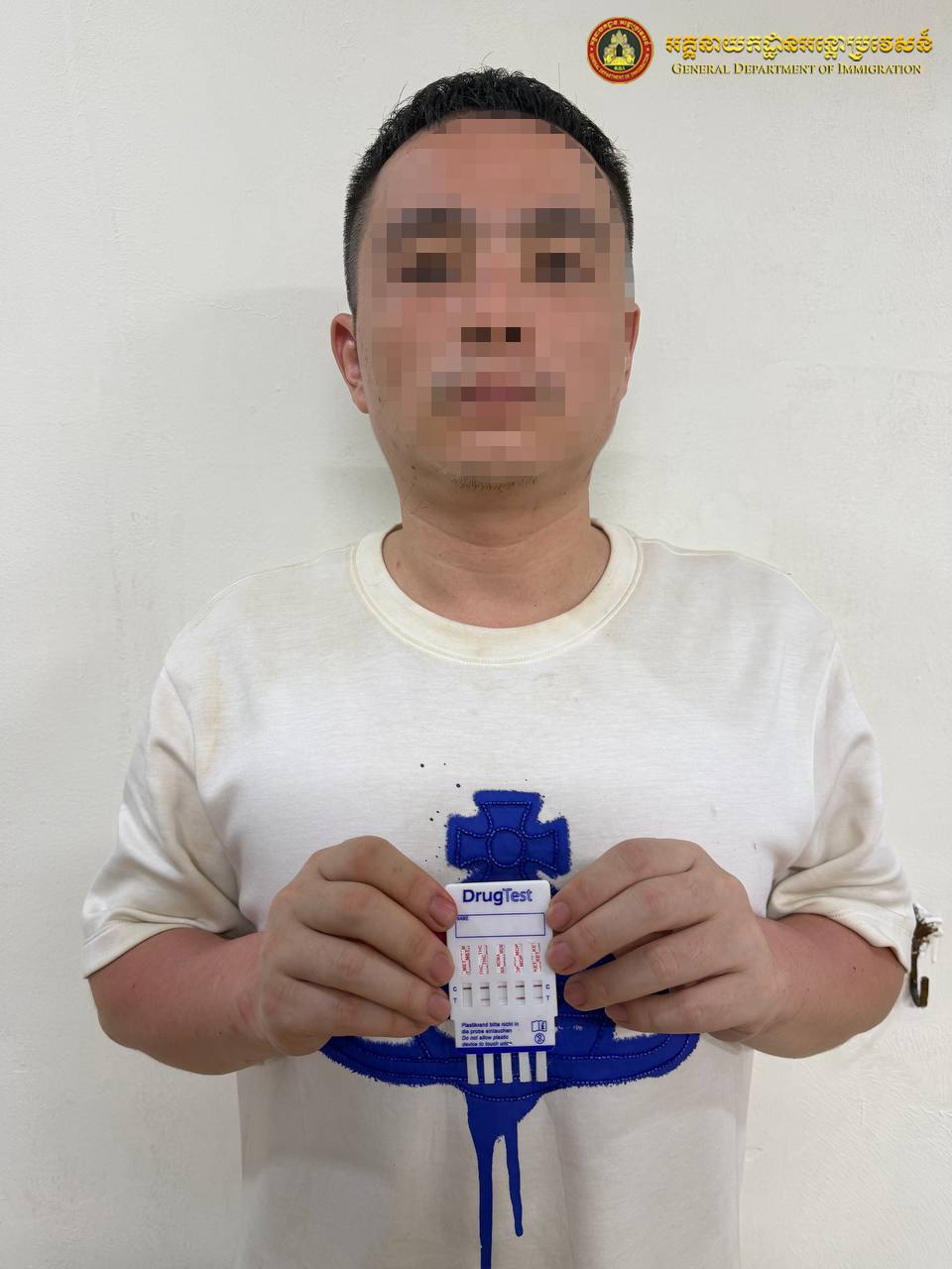柬移民局通报Naga跪地中国男子吸毒致幻被扣留