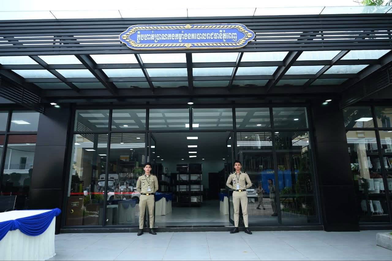 金边警方检查查获的网络诈骗设备