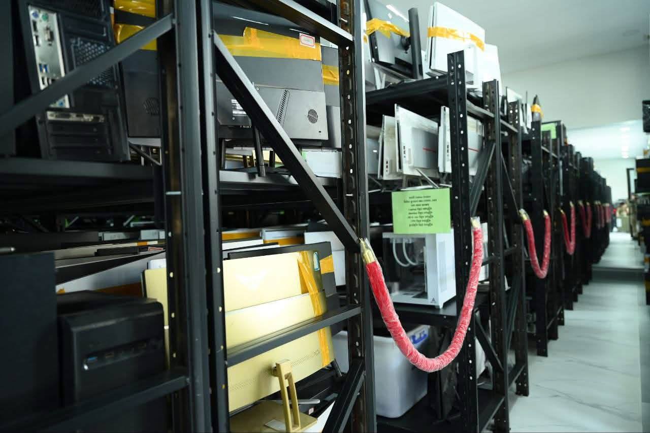 金边警方检查查获的网络诈骗设备