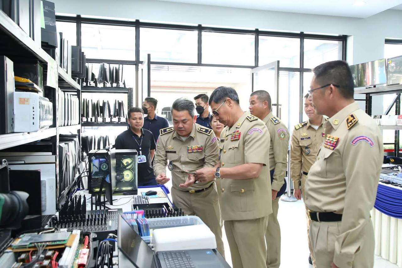 金边警方检查查获的网络诈骗设备