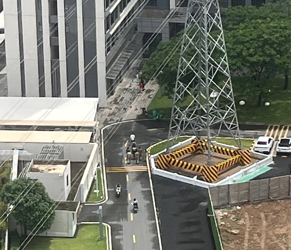 有网友在网络社交平台发布消息称,富力方面组织的检查队伍已前往B11区域进行巡查,…