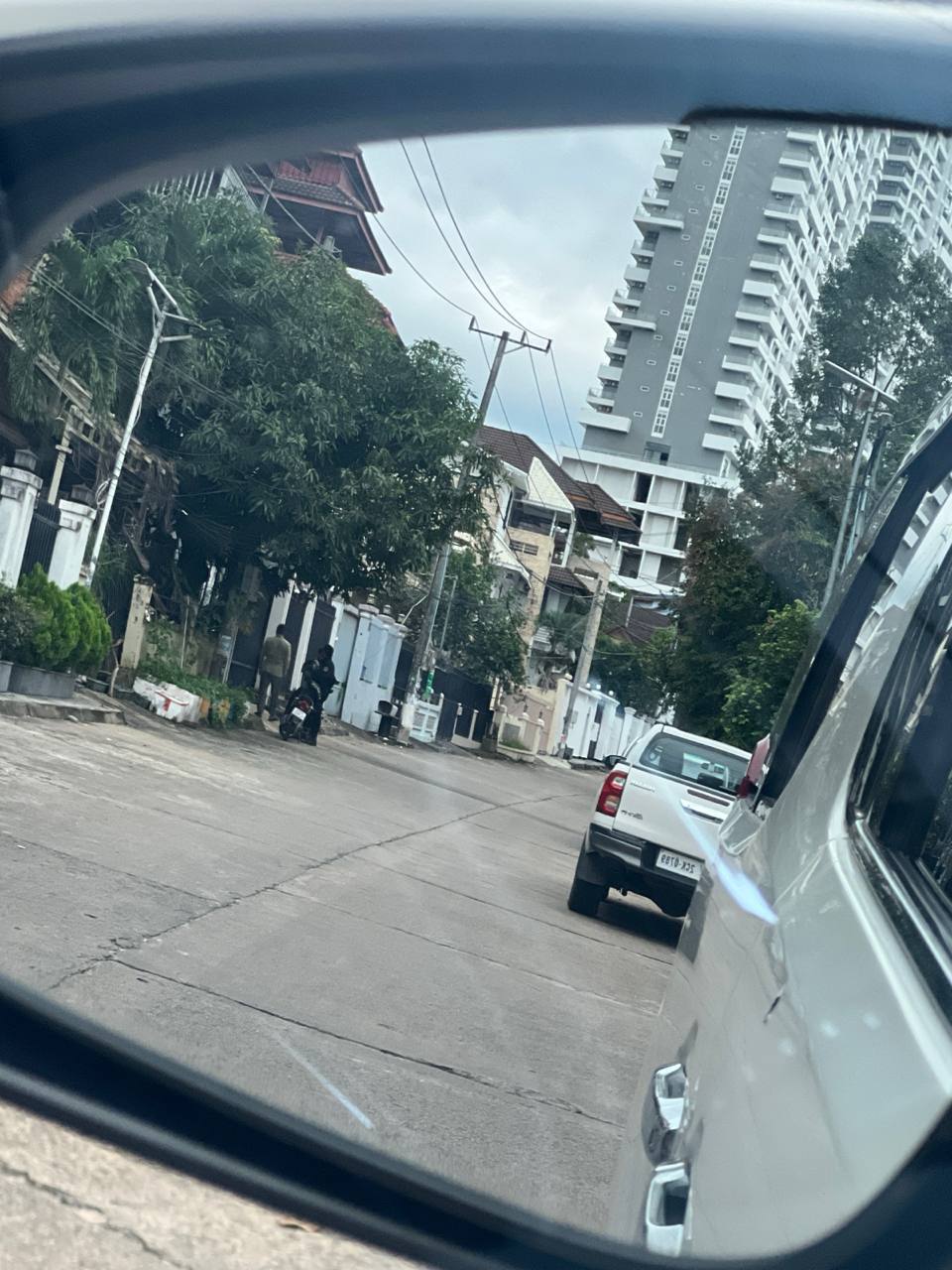 有群友反映,西港OB5区域附近2026年9月21日警方已封锁两栋建筑,目前尚不明…
