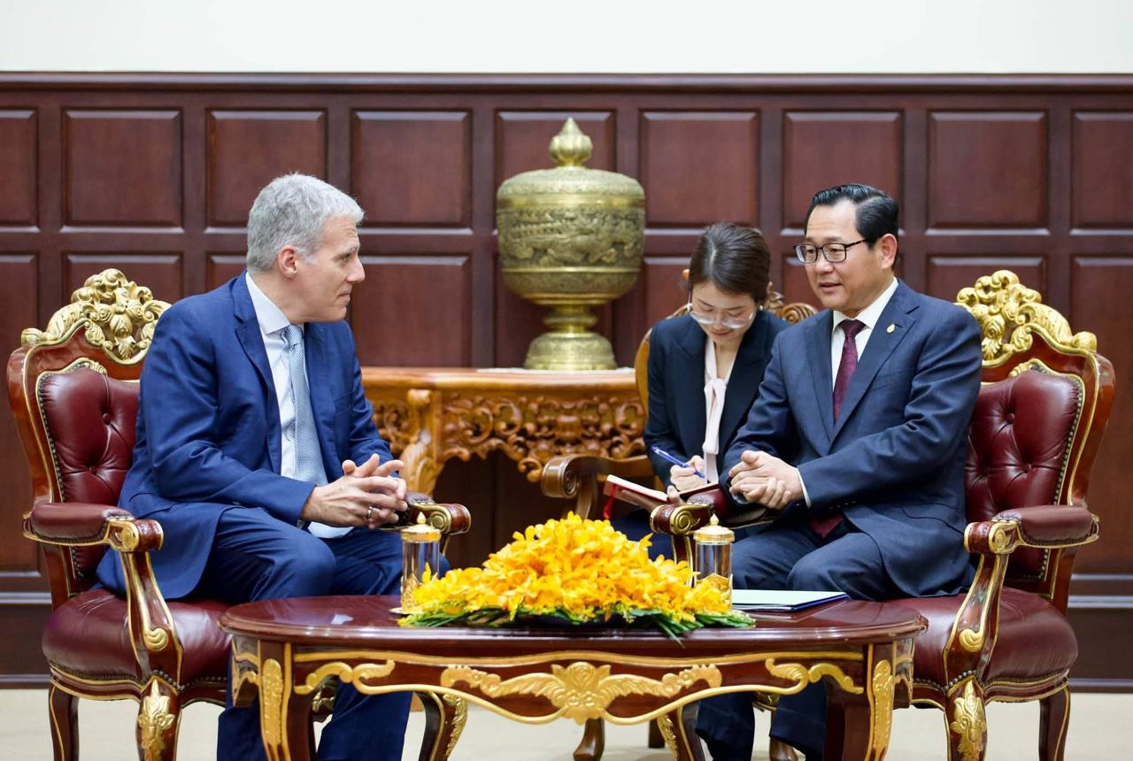 柬埔寨副总理兼司法部部长高乐在金边会见加拿大驻柬大使克里斯蒂安·德罗什,双方就加…