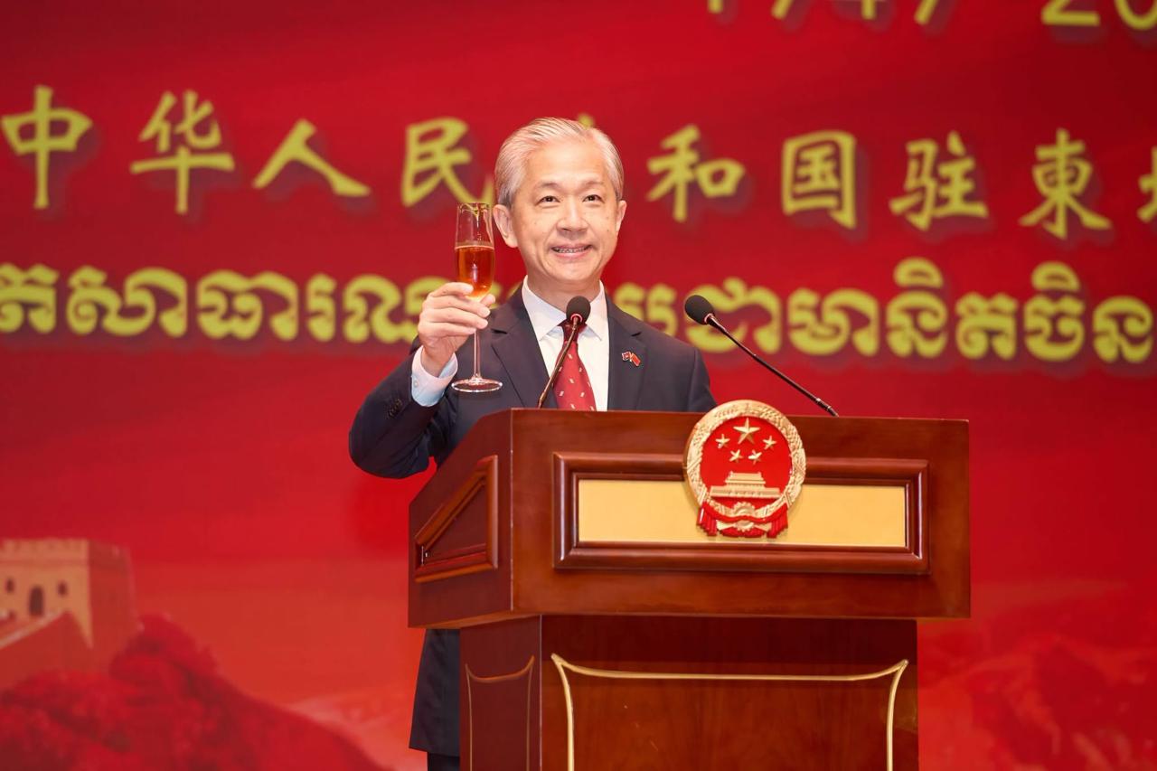 中国驻柬埔寨大使馆举办招待会,庆祝中华人民共和国成立77周年。大使汪文斌、柬埔寨…
