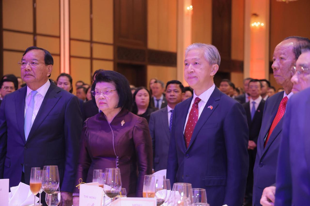 中国驻柬埔寨大使馆举办招待会,庆祝中华人民共和国成立77周年。大使汪文斌、柬埔寨…