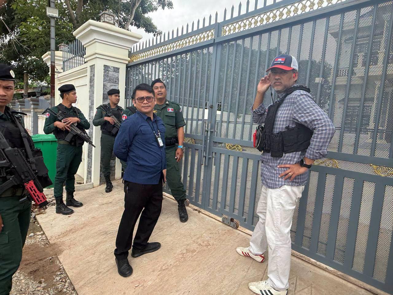 柴桢省警方在巴域市巴域分区突击查处一处藏匿于出租别墅内的网络诈骗窝点。行动中抓获…