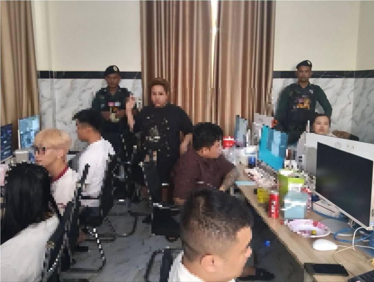 柴桢省警方在巴域市巴域分区突击查处一处藏匿于出租别墅内的网络诈骗窝点。行动中抓获…