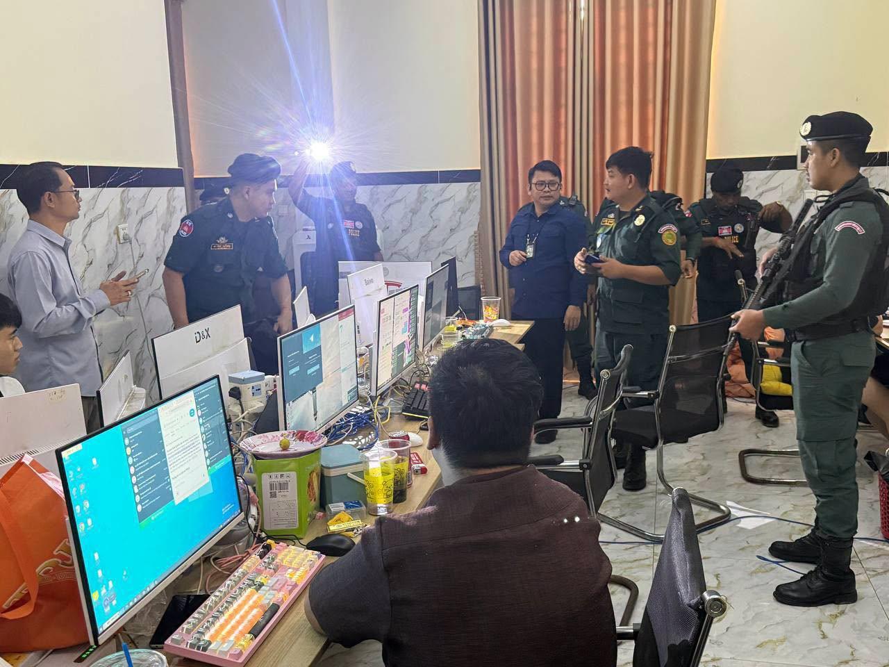 柴桢省警方在巴域市巴域分区突击查处一处藏匿于出租别墅内的网络诈骗窝点。行动中抓获…