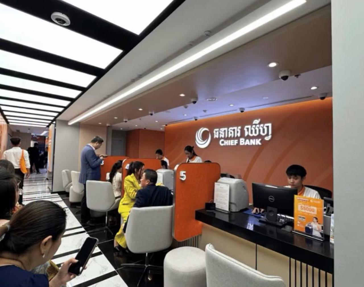 柬埔寨国家银行宣布对致富银行实施为期三个月的临时接管后，引发储户反应，多人随即前…