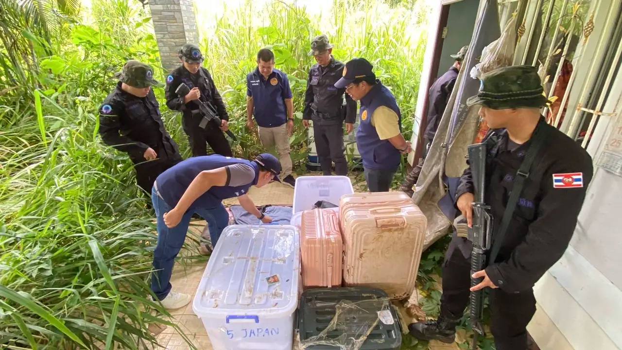 泰国尖竹汶府边境巡逻人员于9月22日在靠近柬埔寨拜林省的农田棚屋内查获57箱可疑…