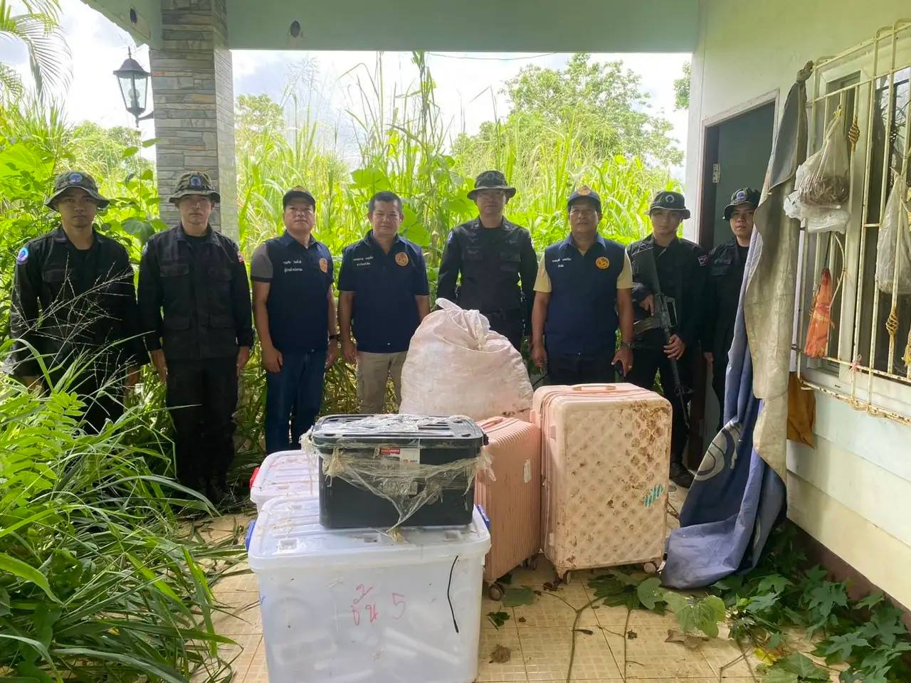 泰国尖竹汶府边境巡逻人员于9月22日在靠近柬埔寨拜林省的农田棚屋内查获57箱可疑…