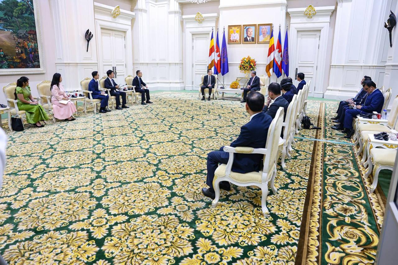 柬埔寨总理洪玛奈在金边和平宫会见华为东南亚多国区域总裁王栩一行,双方举行礼节性会…