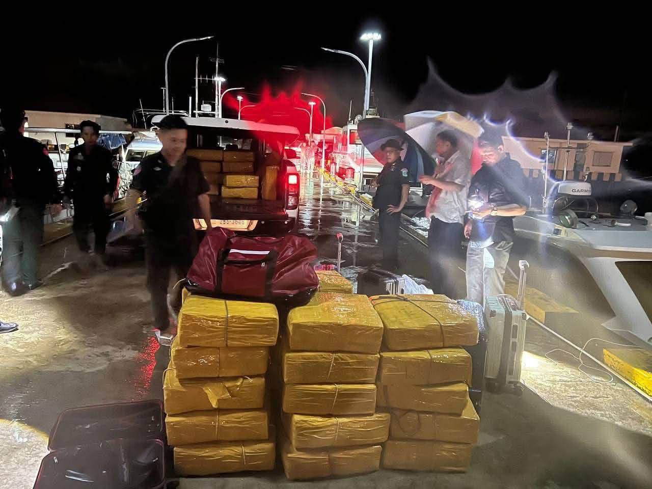 柬埔寨水警边防部门在西哈努克省竹岛(Koh Russey)开展突击行动,打击毒品…